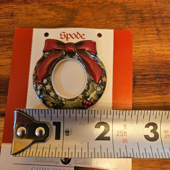 vintage Spode wreath Christmas brooch - Picture 2 of 3